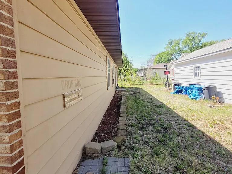 2115 State St — Photo 2