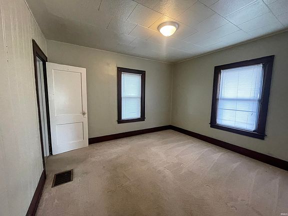 4th image of 913 W Markland Ave