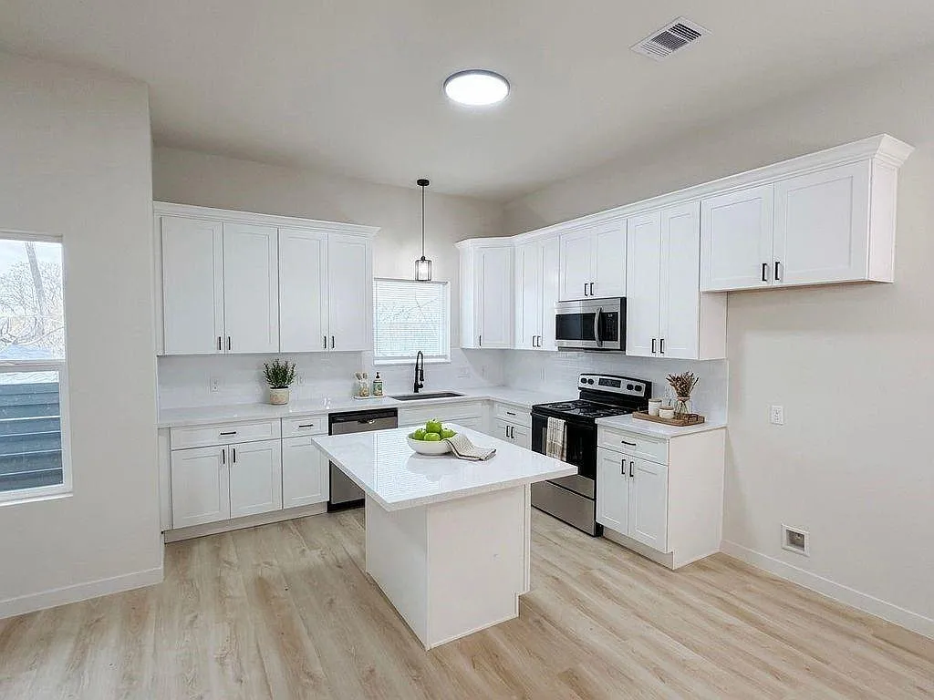 3 bed, 2.0 bath, $1,800 — Photo 2
