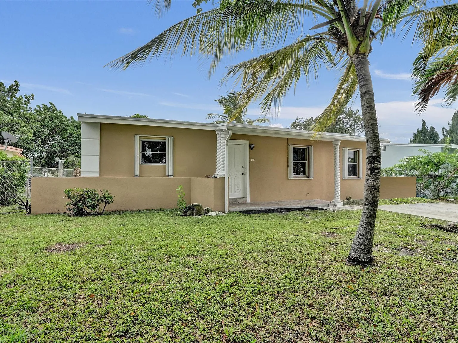 3 bed, 2.0 bath, 1307 sqft, $2,900 — Photo 2
