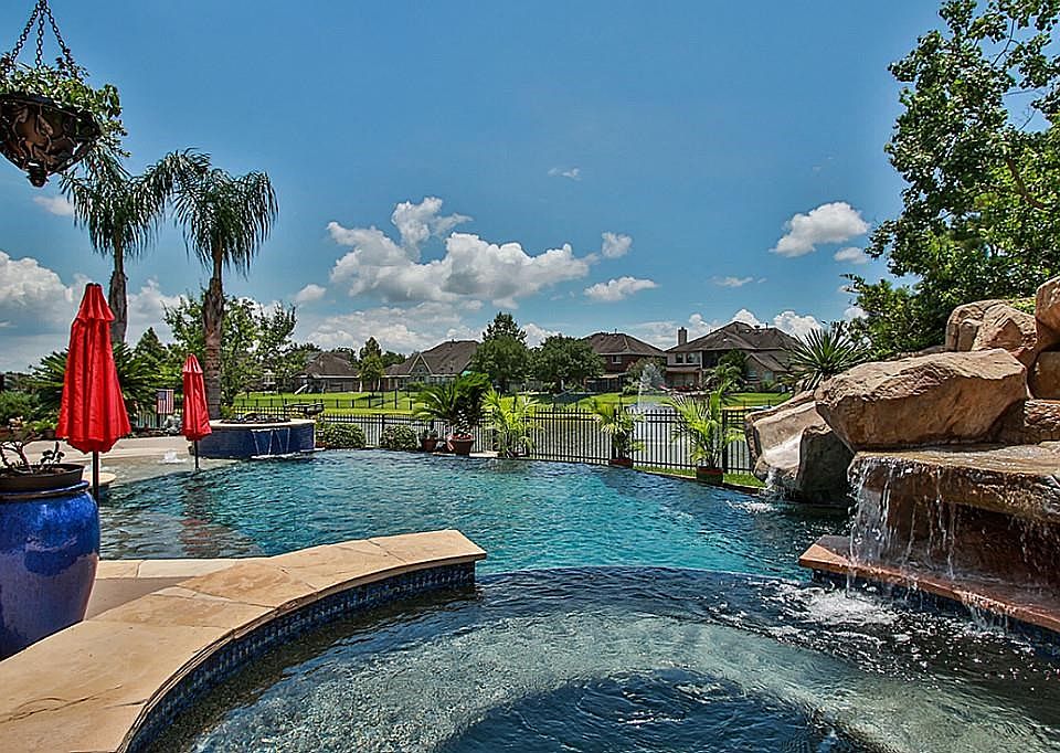Wonderful views will surround you at 2006 Broken Branch located in excellent community of Grayson Lakes in the acclaimed school district of Katy ISD.