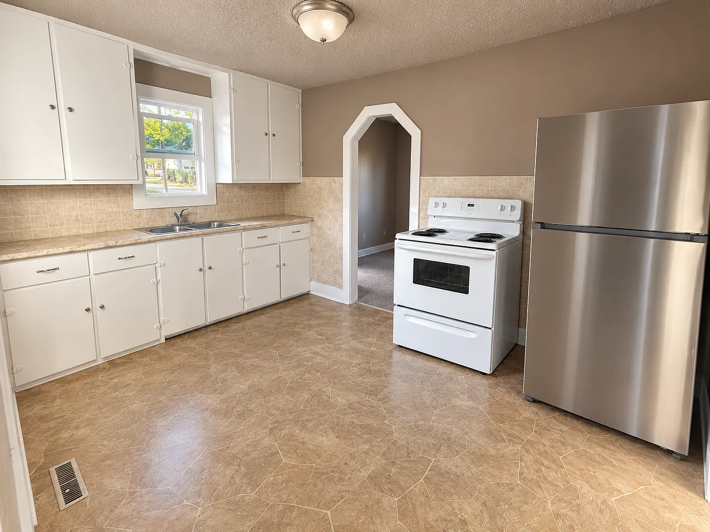 3 bed, 988 sqft, $1,600 — Photo 3