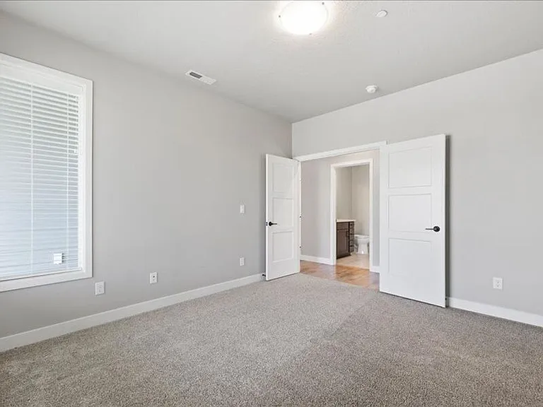 4725 Roark Dr — Photo 8