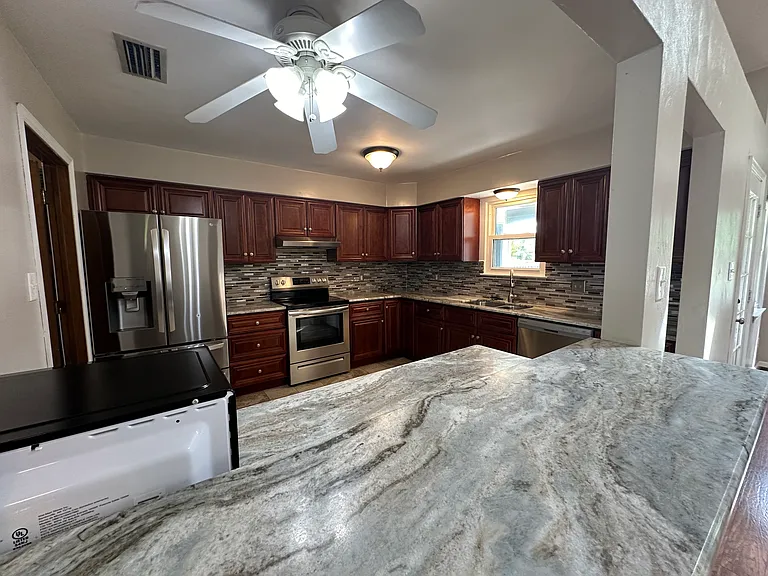 909 Chigwell Rd — Photo 9