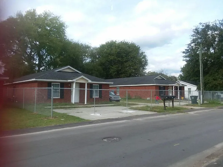 947 Woods St — Photo 1