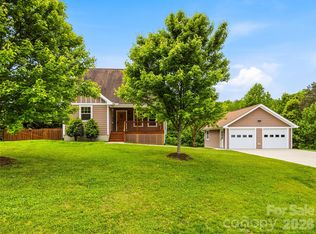 235 Hidden Knoll Dr, Hendersonville, NC 28792