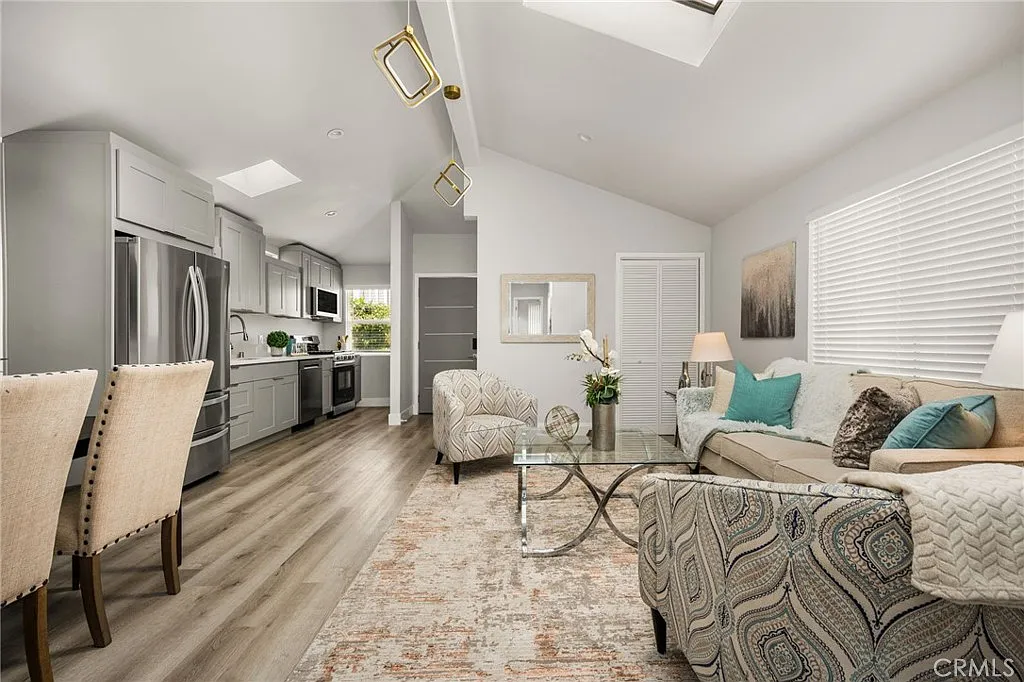 3 bed, 1026 sqft, $4,800 — Photo 3
