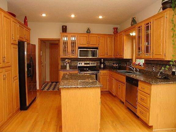 Granite countertops, slate backsplash and new stainless appliances!