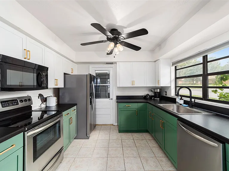 8185 NW 48th Ln — Photo 16
