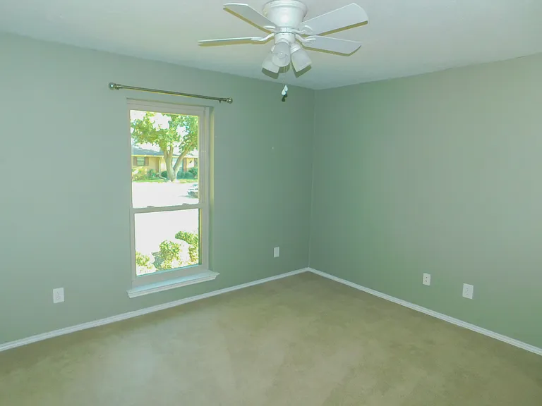 1946 Kensington Dr — Photo 17