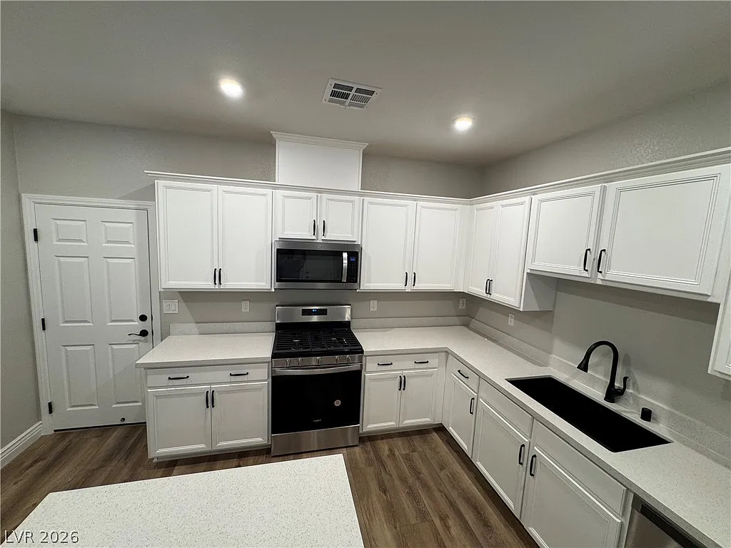 3 bed, 2.5 bath, 1832 sqft, $2,400 — Photo 4
