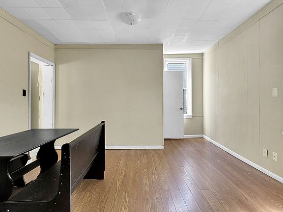3rd image of 356 Stewart St