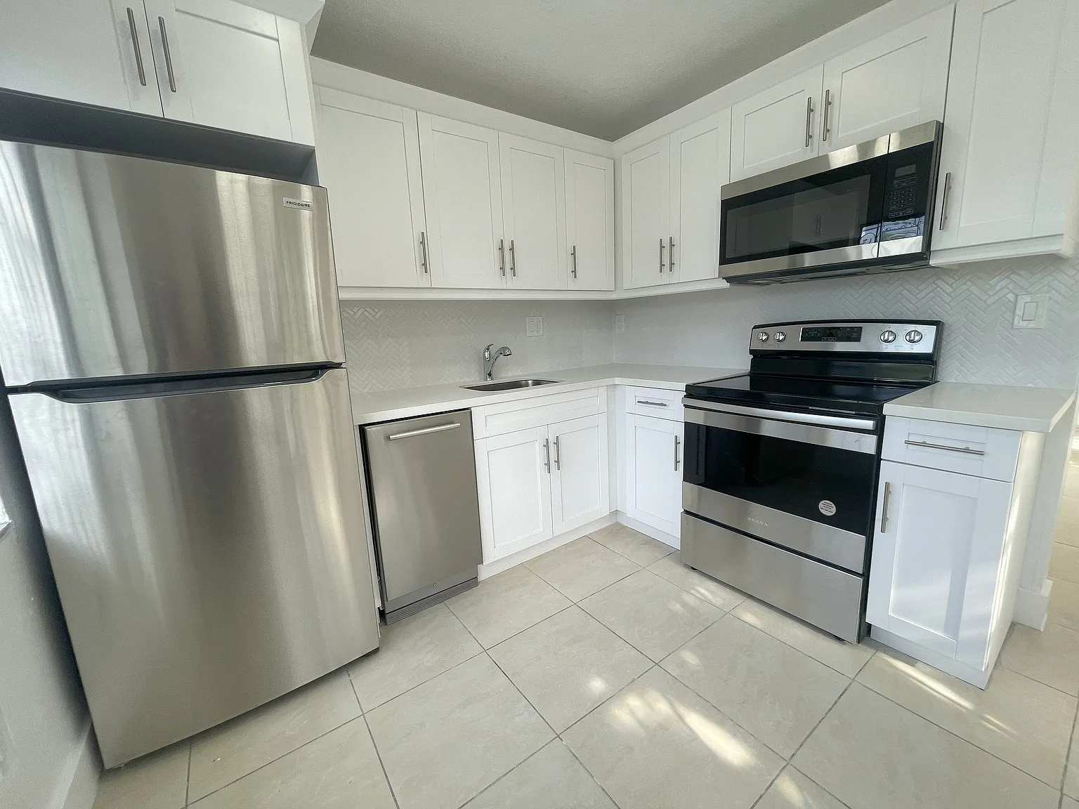 2 bed, 660 sqft, $2,100 — Photo 3