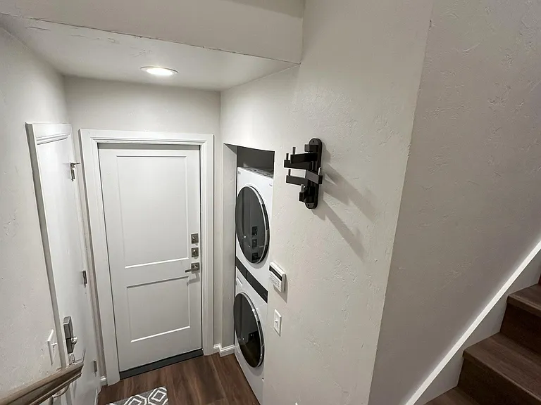1007 S Pickard Ave — Photo 3