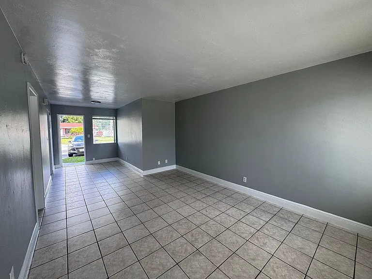 1251 W River Dr #3 — Photo 5