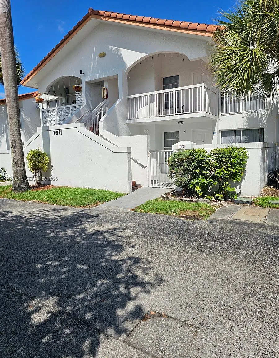 2 bed, 880 sqft, $2,300 — Photo 1
