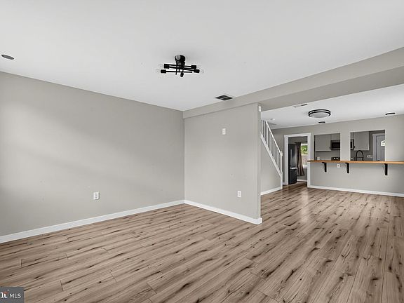 5th image of 833 W 2nd St