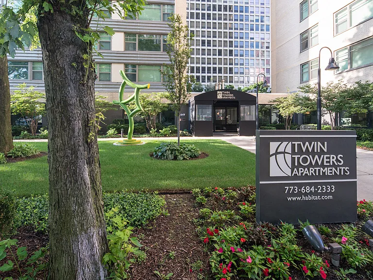 Twin Towers Apartments — Photo 1