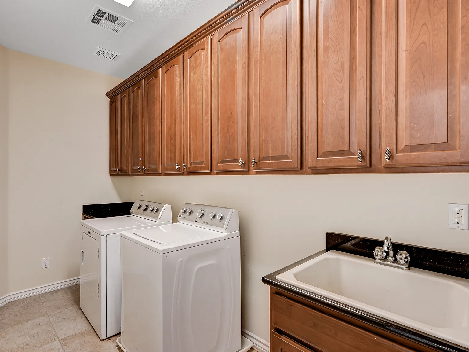 5 bed, 4850 sqft, $3,500 — Photo 4