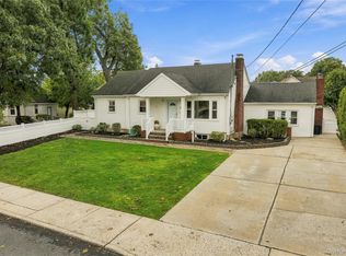 74 Homecrest Ct, Oceanside, NY 11572