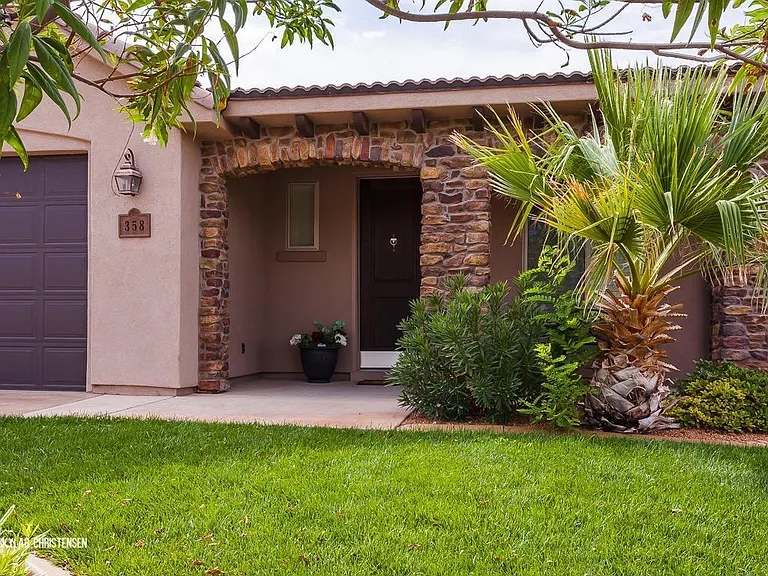 358 E Munich Dr — Photo 2