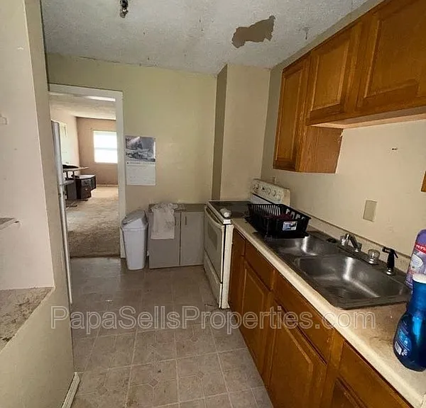2067 N Maple Ave — Photo 9