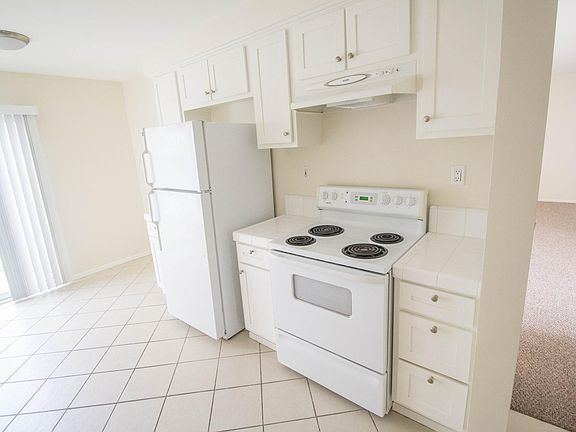 Kitchen (right side)