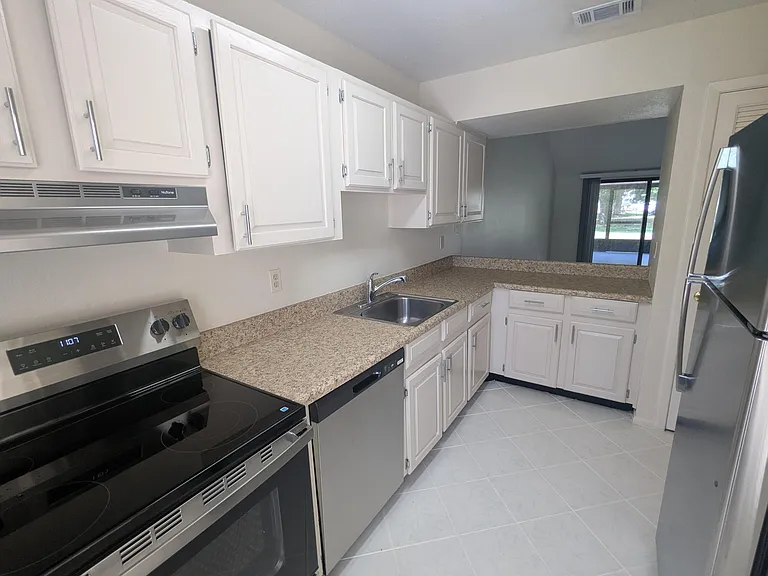 1455 SE Colchester Cir — Photo 8