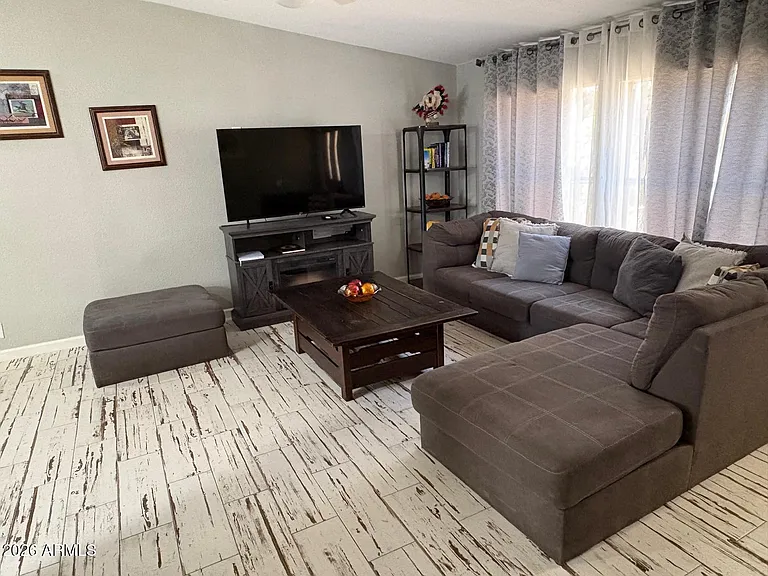 1007 W Saddle Ln — Photo 4