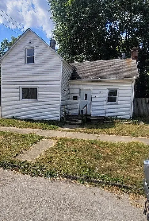 617 Center St