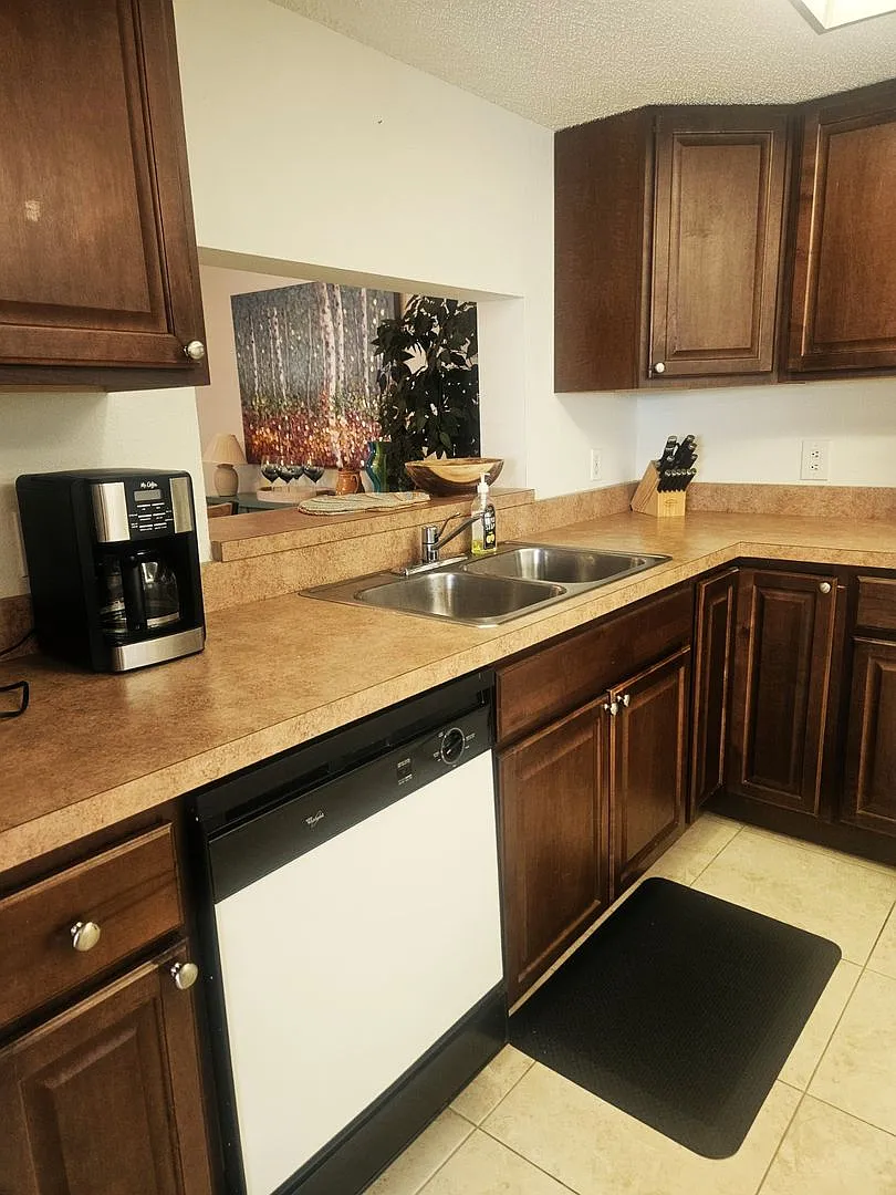 Englewood bottom floor large condo — Photo 3