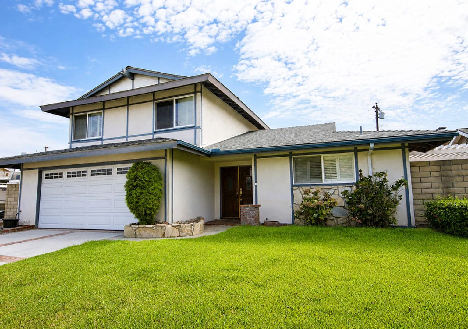Huntington Beach Entertainer's Dream with Pool, Spa & Spacious Bonus Room — Photo 3