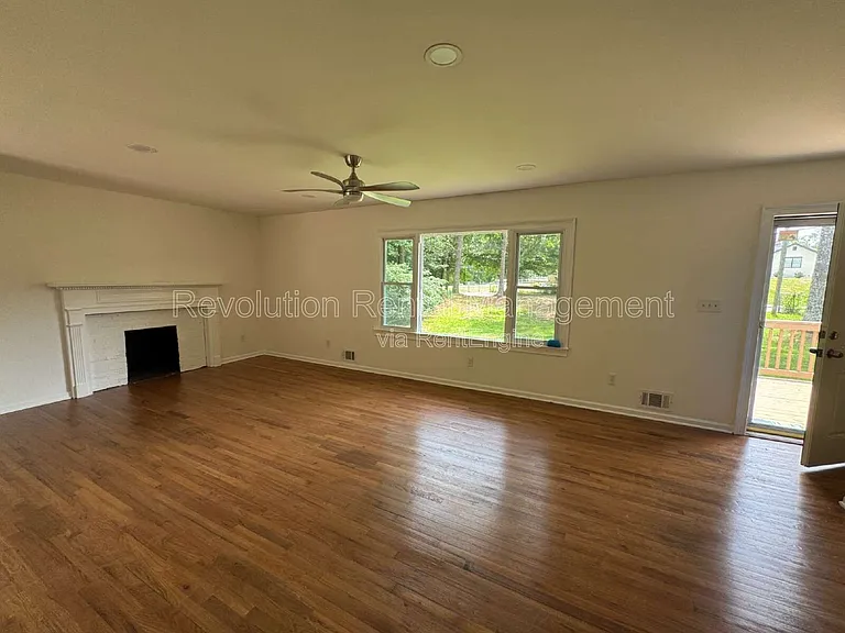 32 Hillcrest Dr SE — Photo 4