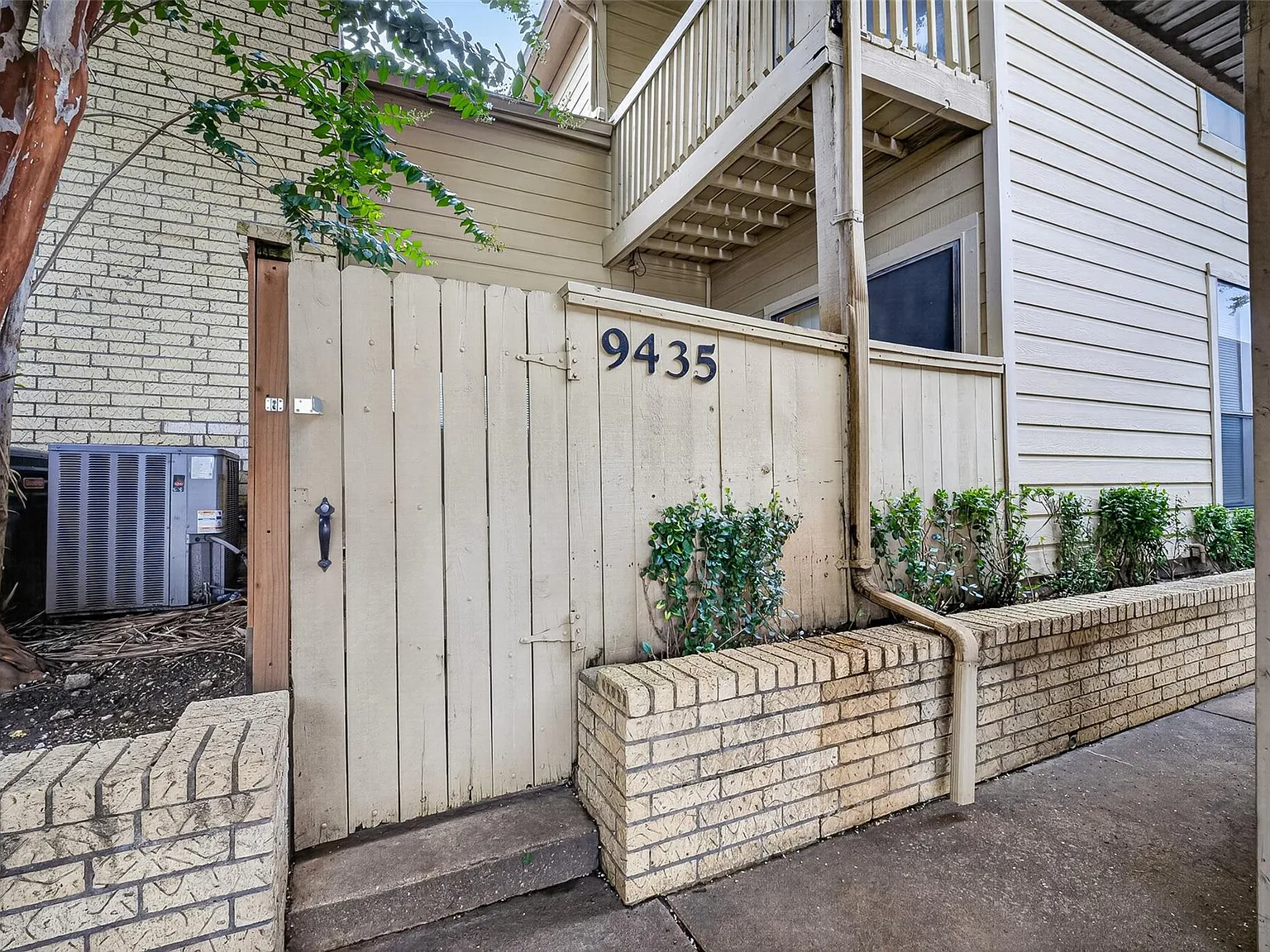 2 bed, 2.0 bath, 1358 sqft, $1,350 — Photo 2