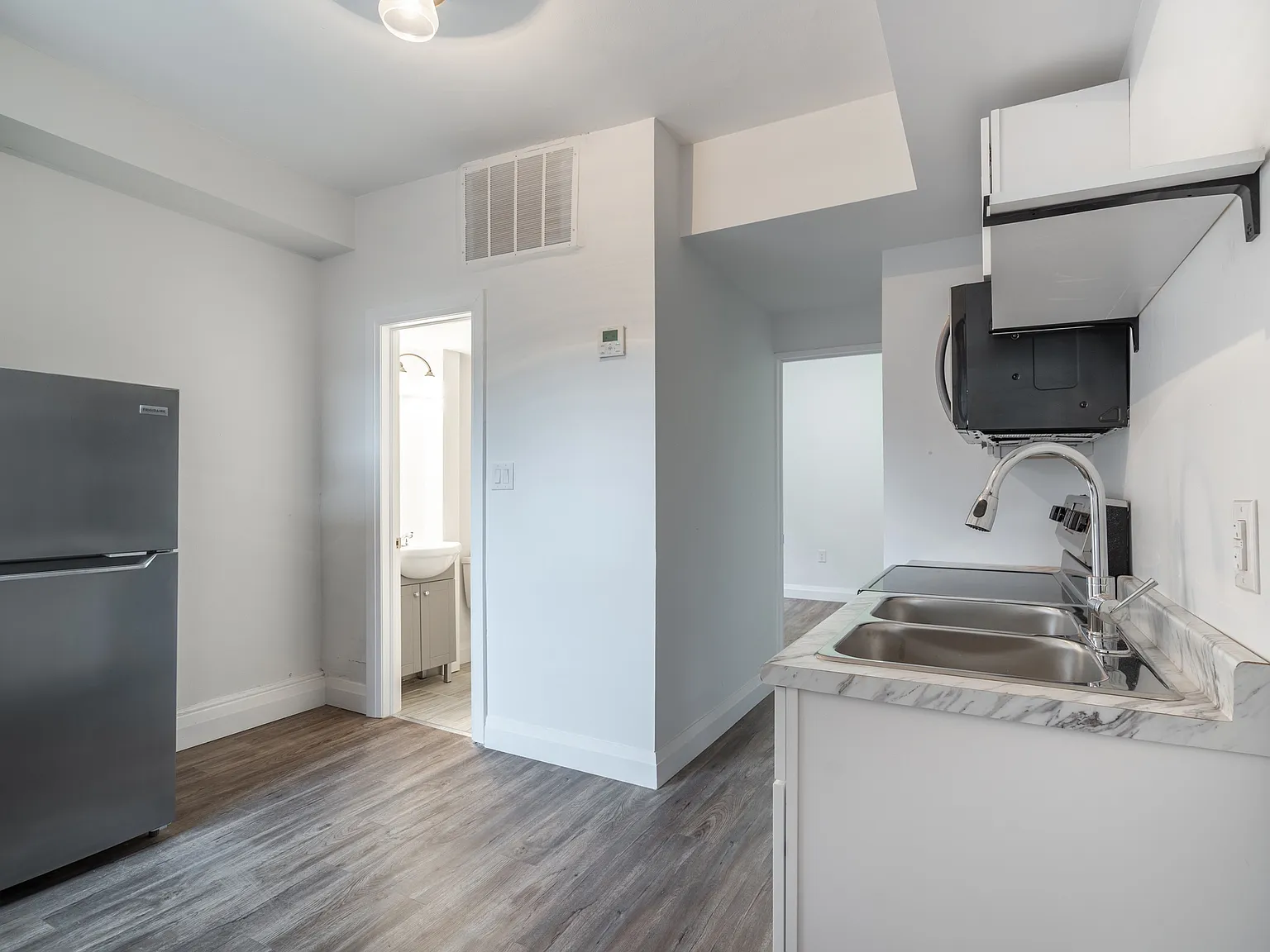 2 Bedroom Unit close to downtown — Photo 3
