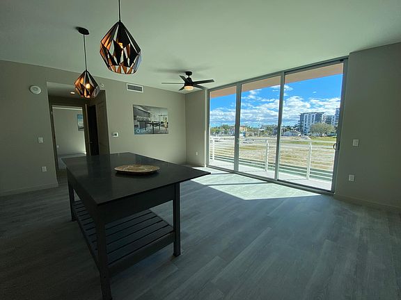 4th image of 521 SE 7th St #102