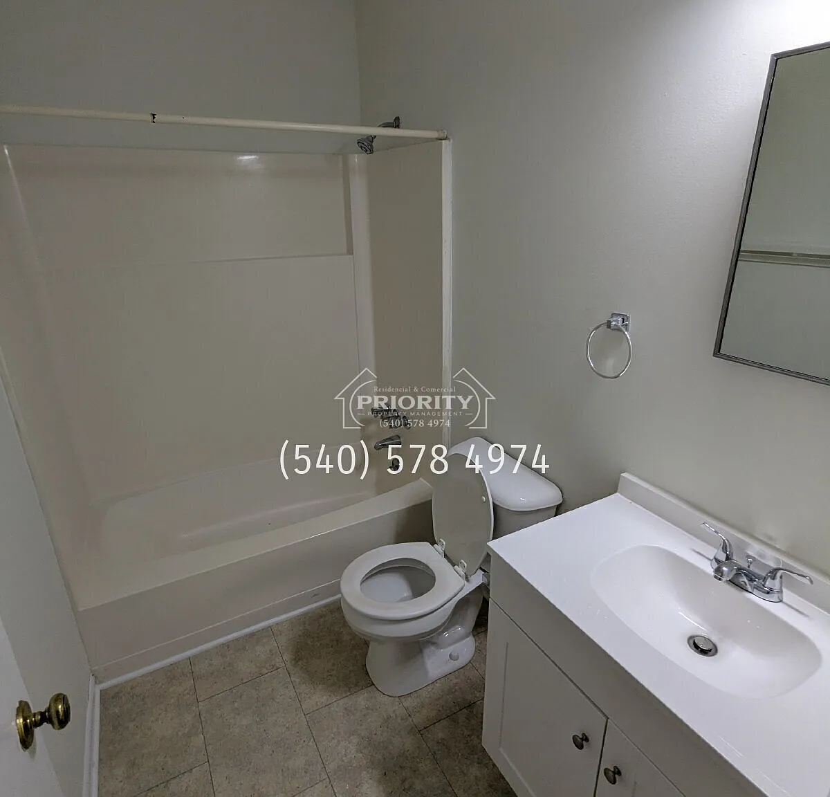 Spacious 1BR/1BA Unit Near JMU, High-Speed WiFi Included! — Photo 4