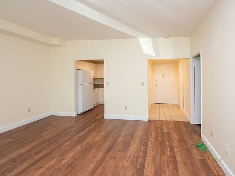 Lakewood Apartments — Photo 9