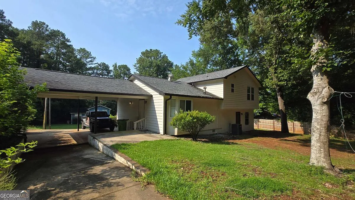 4 bed, 2.5 bath, 2676 sqft, $1,850 — Photo 2