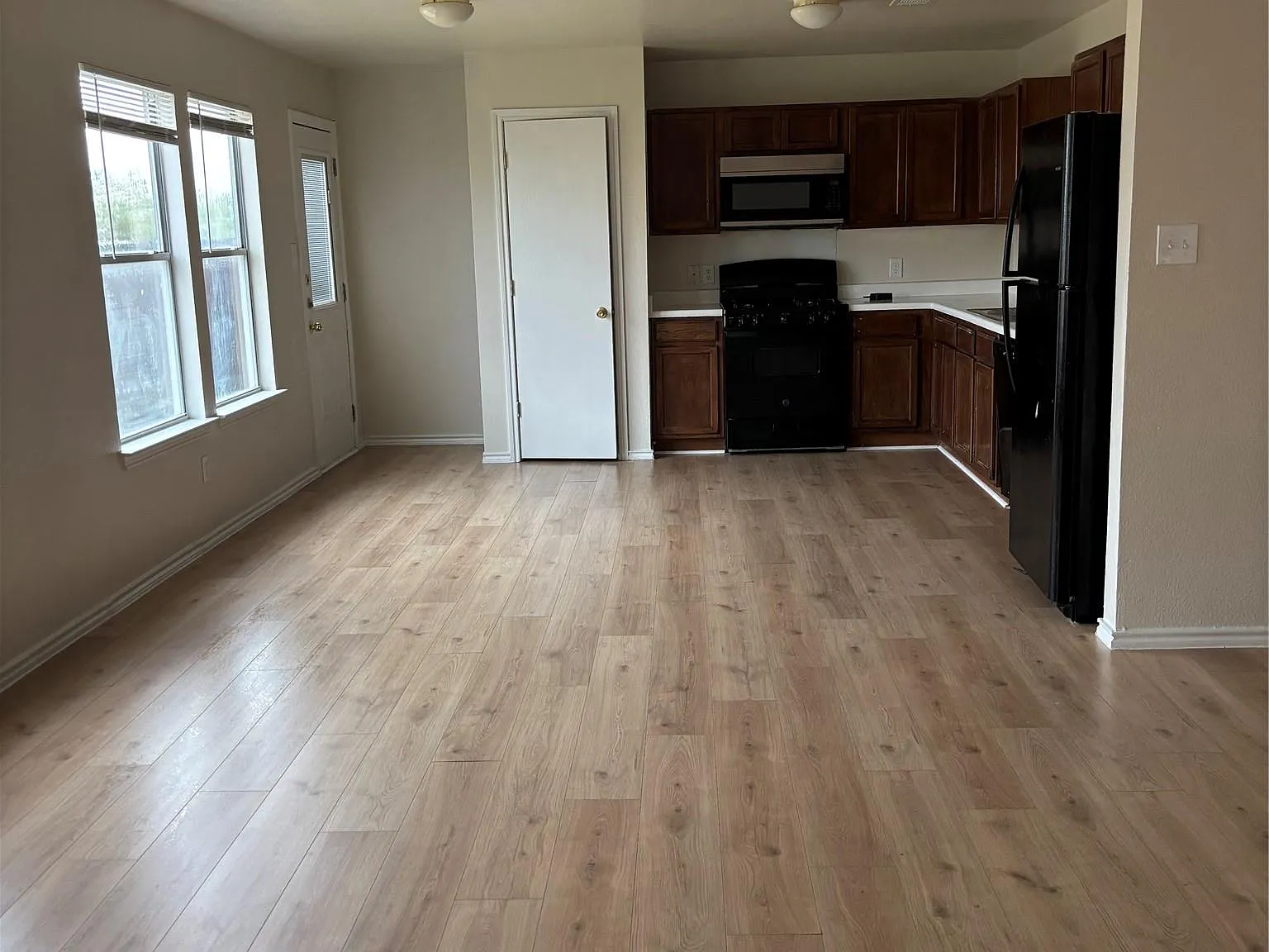 4 bed, 3.0 bath, 2322 sqft, $2,000 — Photo 4