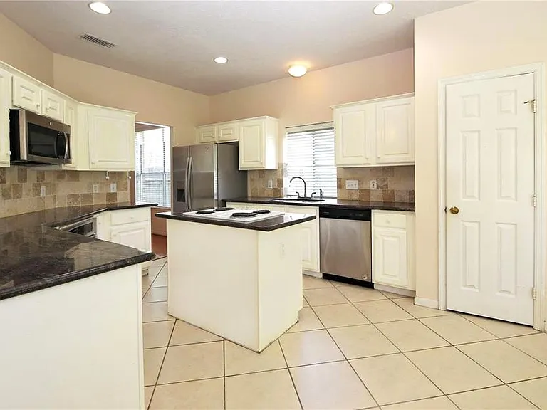 4602 Rainbow Valley Ct — Photo 12