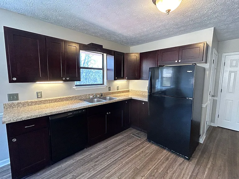 901 Locke Dr — Photo 5