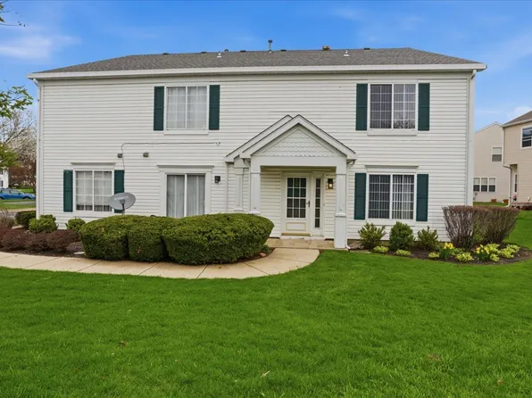 682 Fieldcrest Dr Unit A, South Elgin, IL 60177