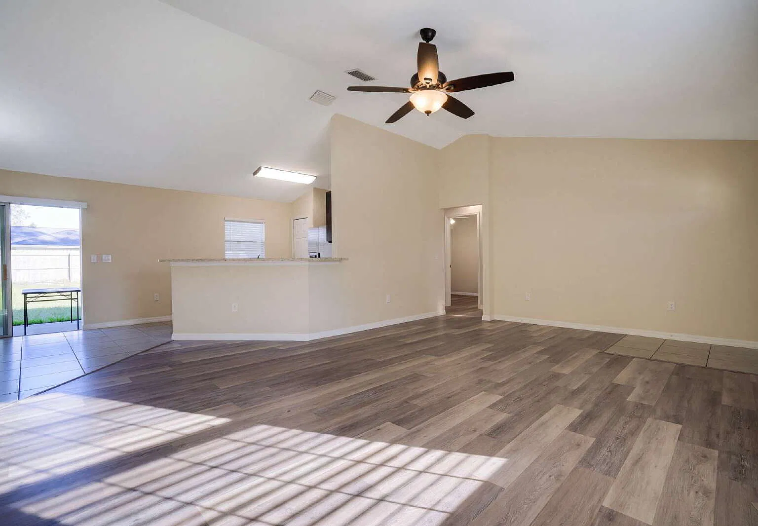 3 bed, 2.0 bath, 1327 sqft, $1,700 — Photo 4