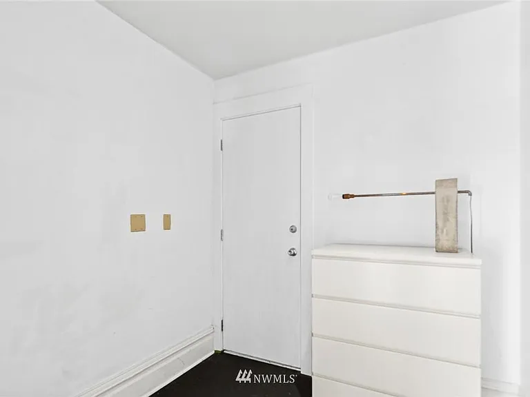 1122 E John St #A — Photo 5