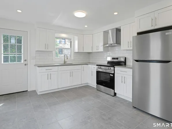 22 Hackett Cir N #2, Stamford, CT 06906