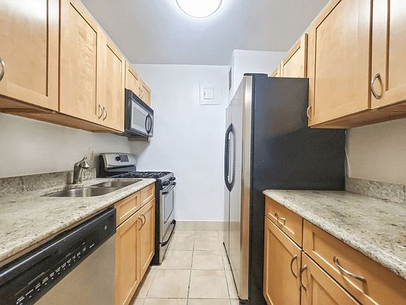 4th image of 301 E 47th St APT 7d