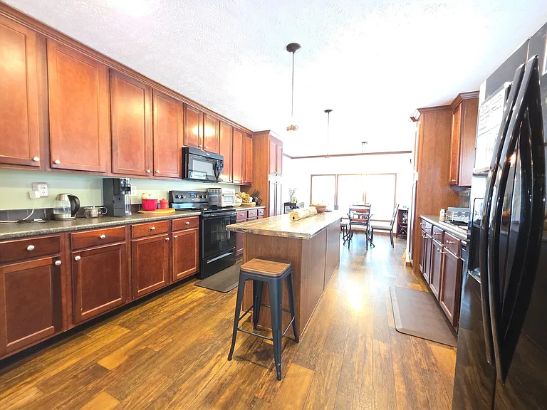 21683 White Oak Dr — Photo 4
