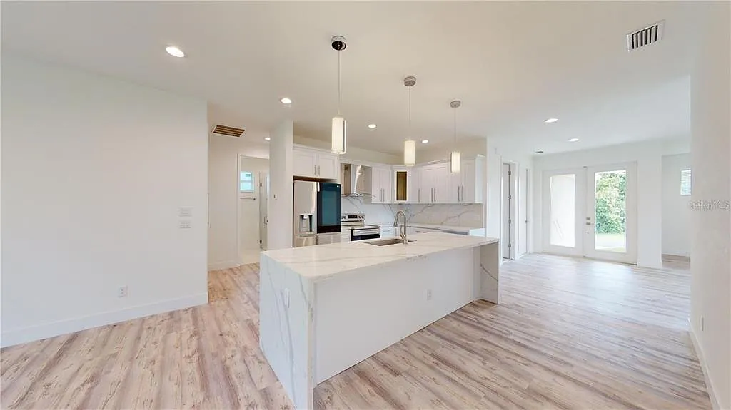 3 bed, 2.0 bath, 1669 sqft, $2,100 — Photo 4