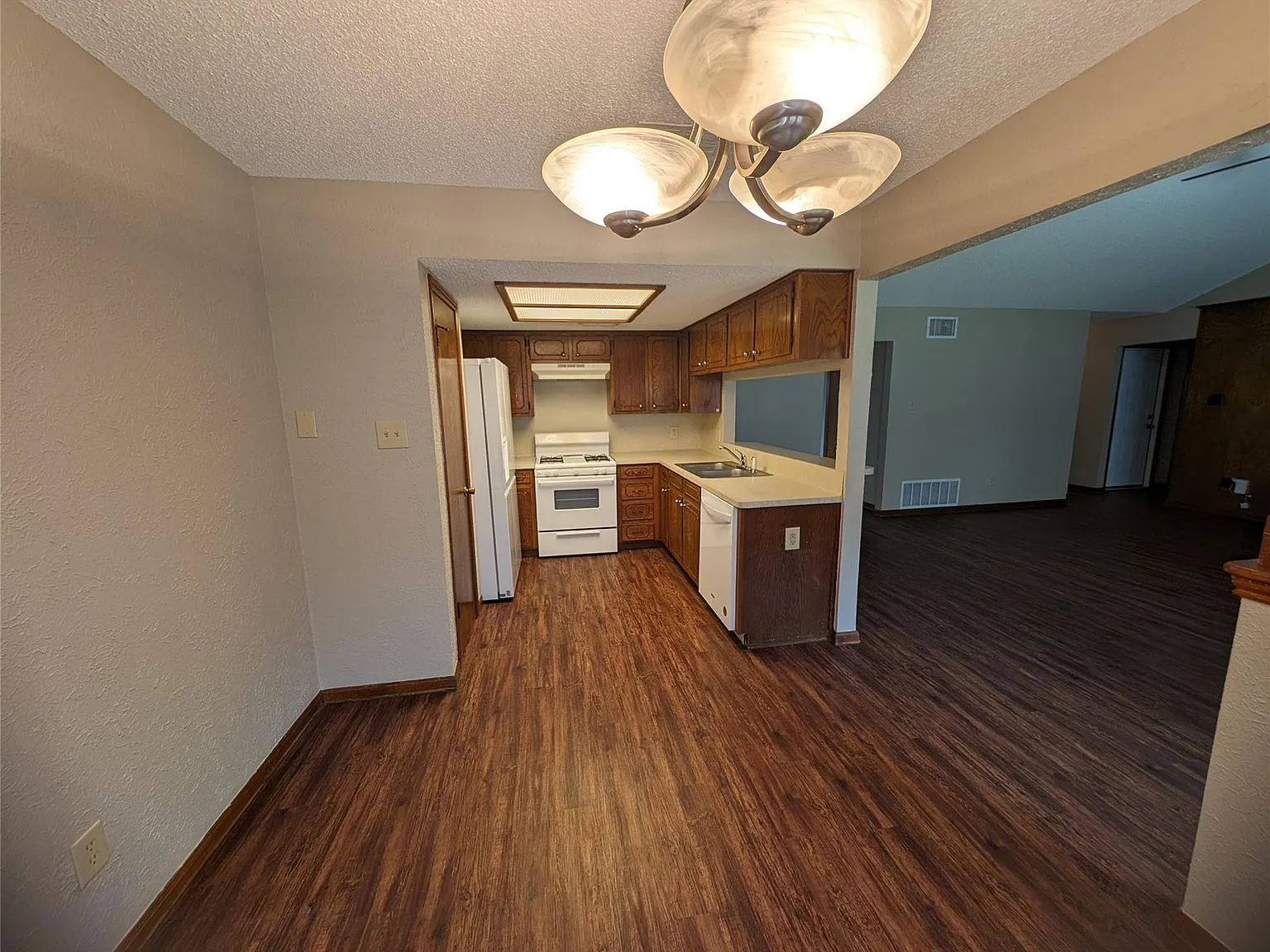 3 bed, 2.0 bath, 1586 sqft, $2,295 — Photo 2
